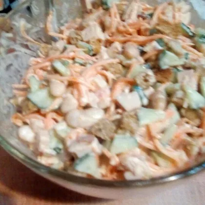 Салат с копченой курицей и фасолью