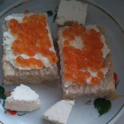 Бутерброды с мягким домашним сыром и красной икрой