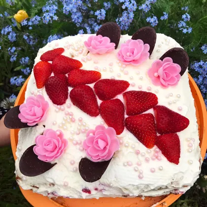 Клубнично - банановый торт с заварным кремом, взвитыми сливками и ягодами