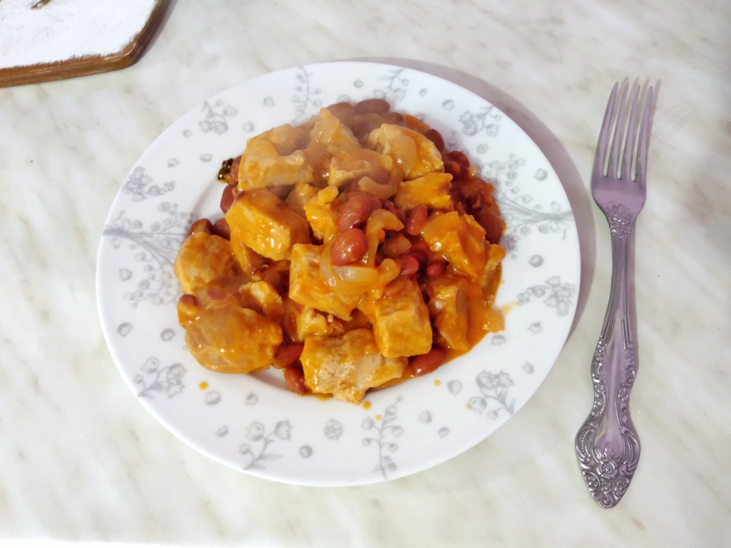Свиной гуляш с фасолью