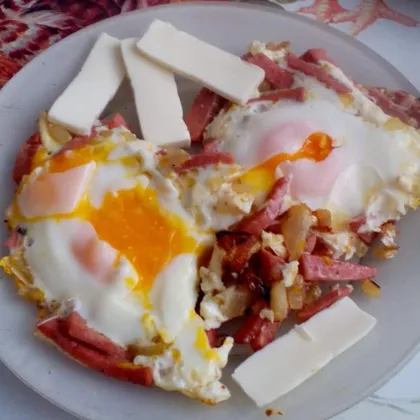 Яичница с копченой колбасой на завтрак