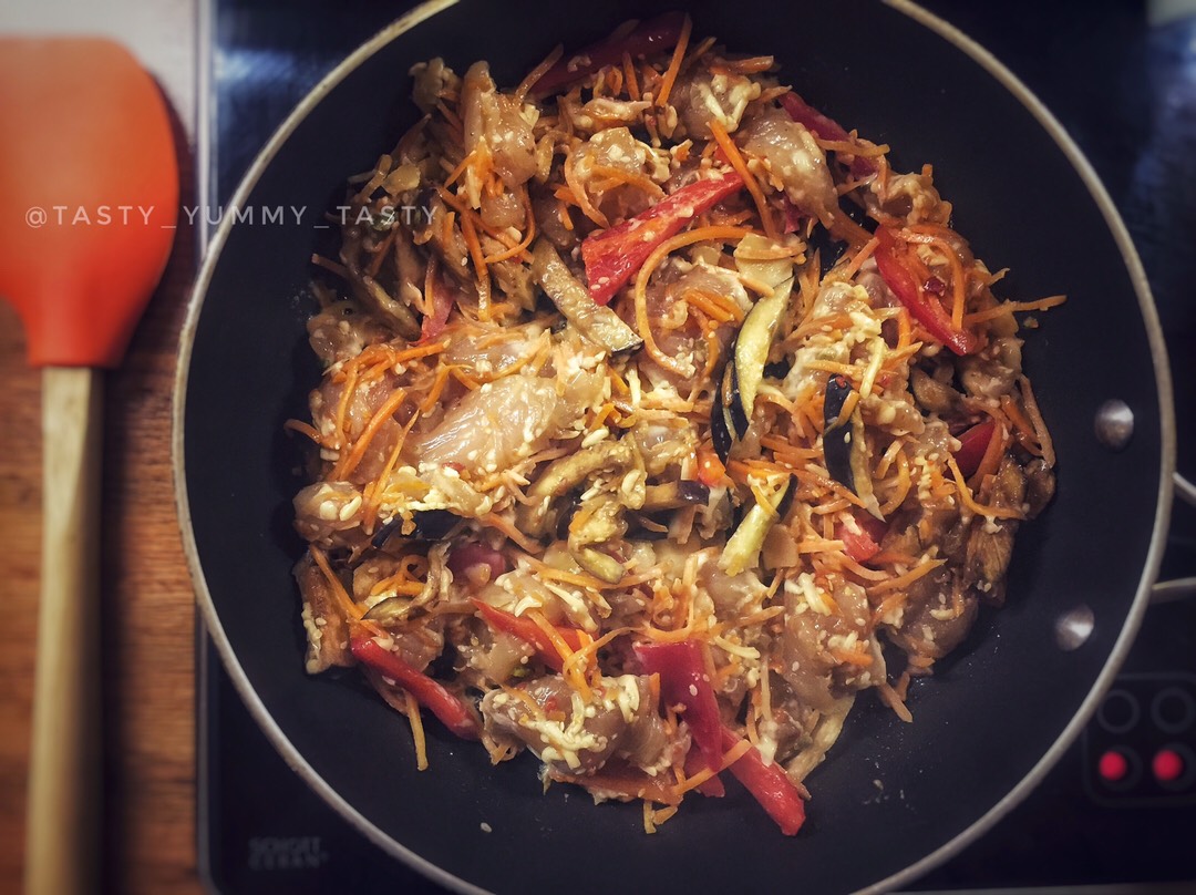 Курочка с перцем, морковкой и баклажаном
