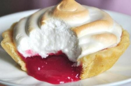 Тарталетки с клюквенным курдом и медовой меренгой