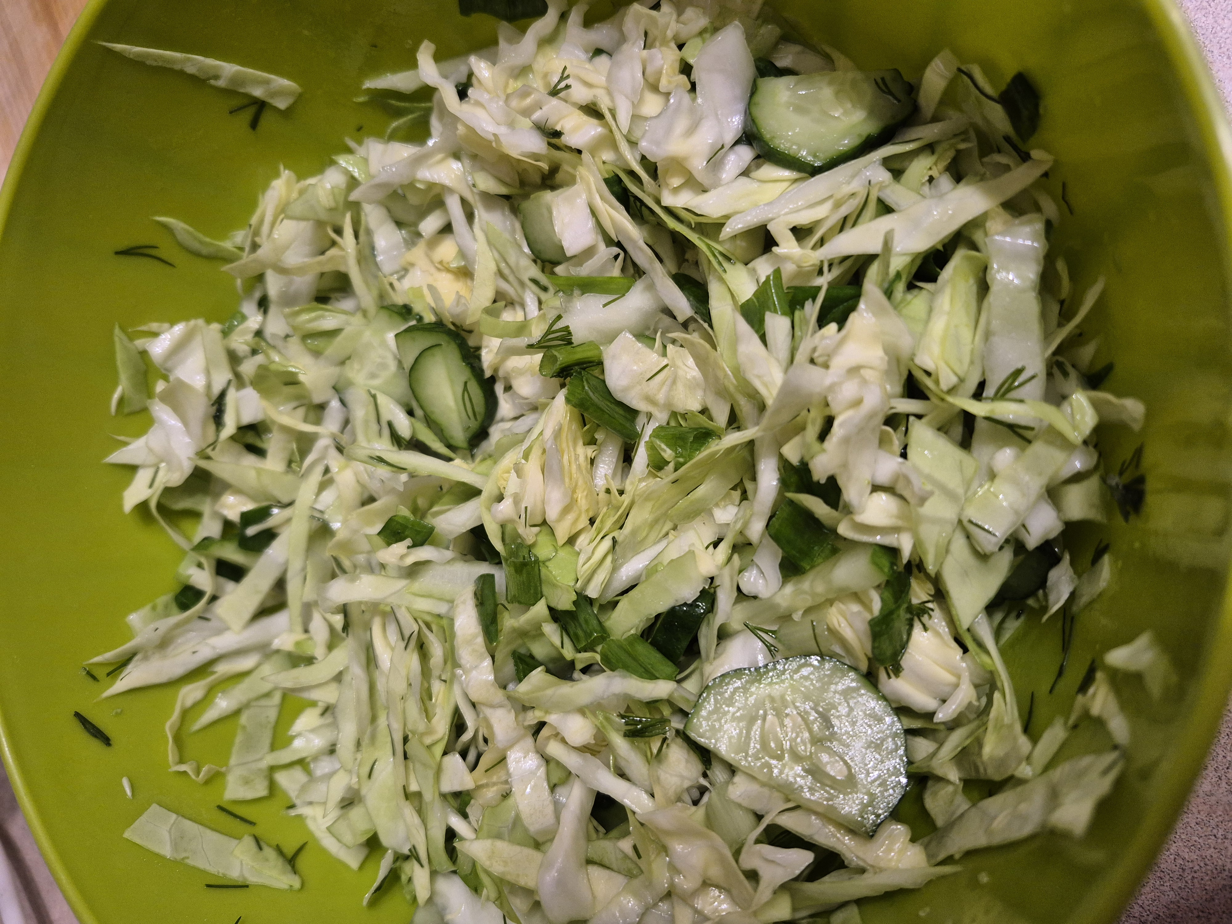 Салат из молодой капусты с огурцом и зеленью