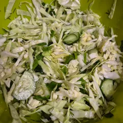 Салат из молодой капусты с огурцом и зеленью