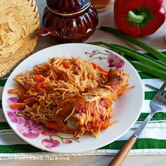 Куриные голени с жареной вермишелью и овощами в духовке