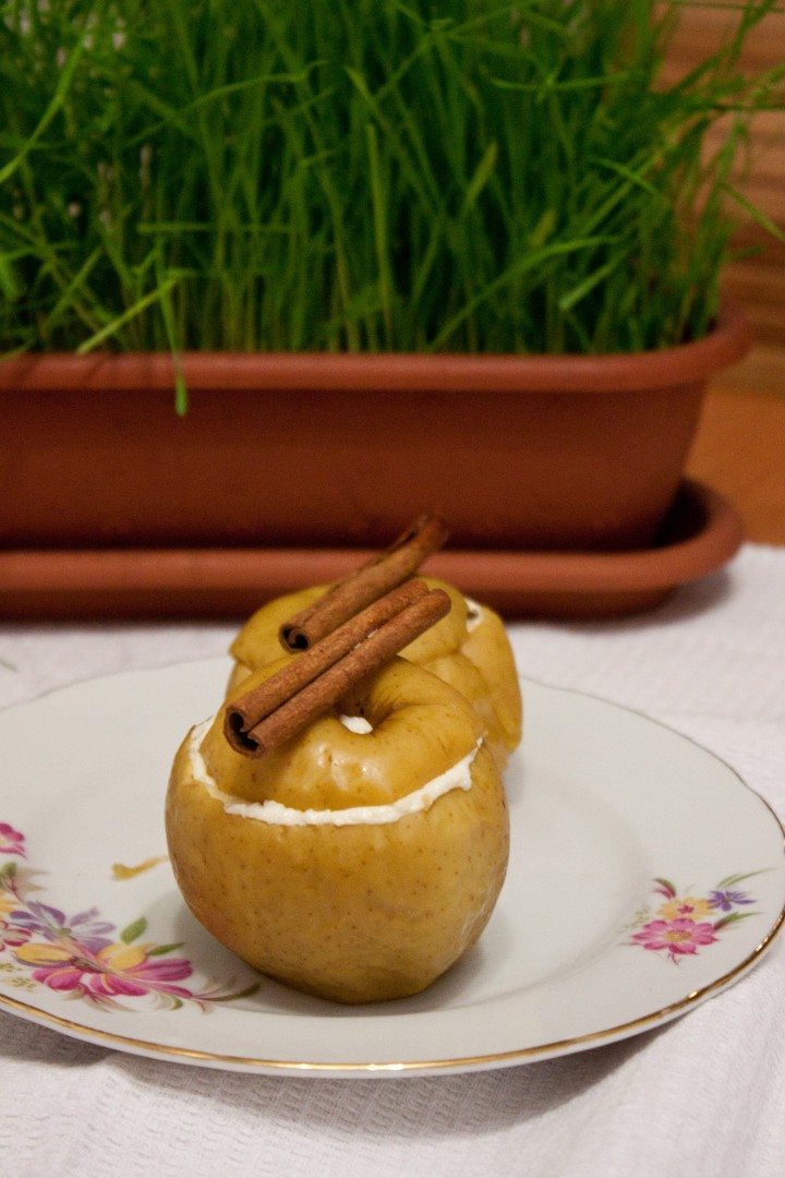 Запечённые яблоки с творогом и сухофруктами