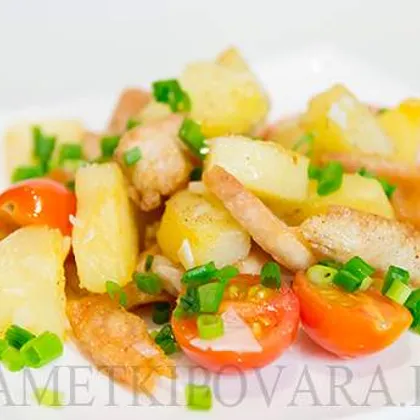 Теплый картофельный салат с курицей и помидорками черри