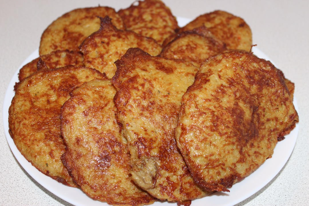Картофельные драники с фаршем на сковороде вперемешку