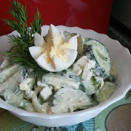 Огуречный салат с яйцом и зеленью