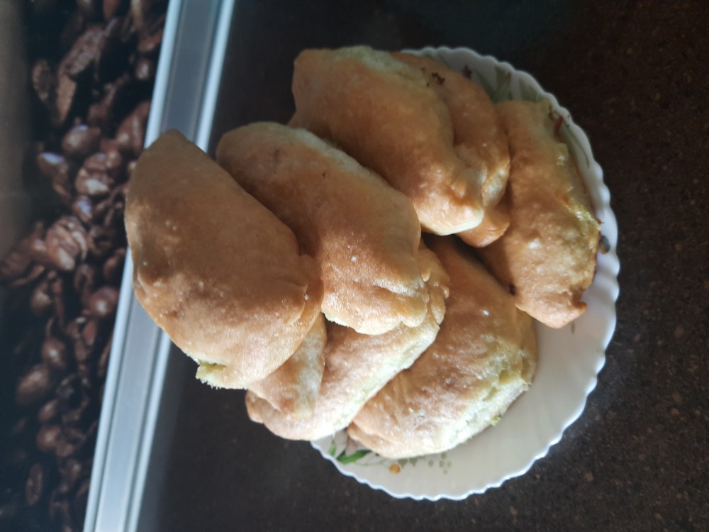 Печёные пирожки в духовке с луком и яйцом