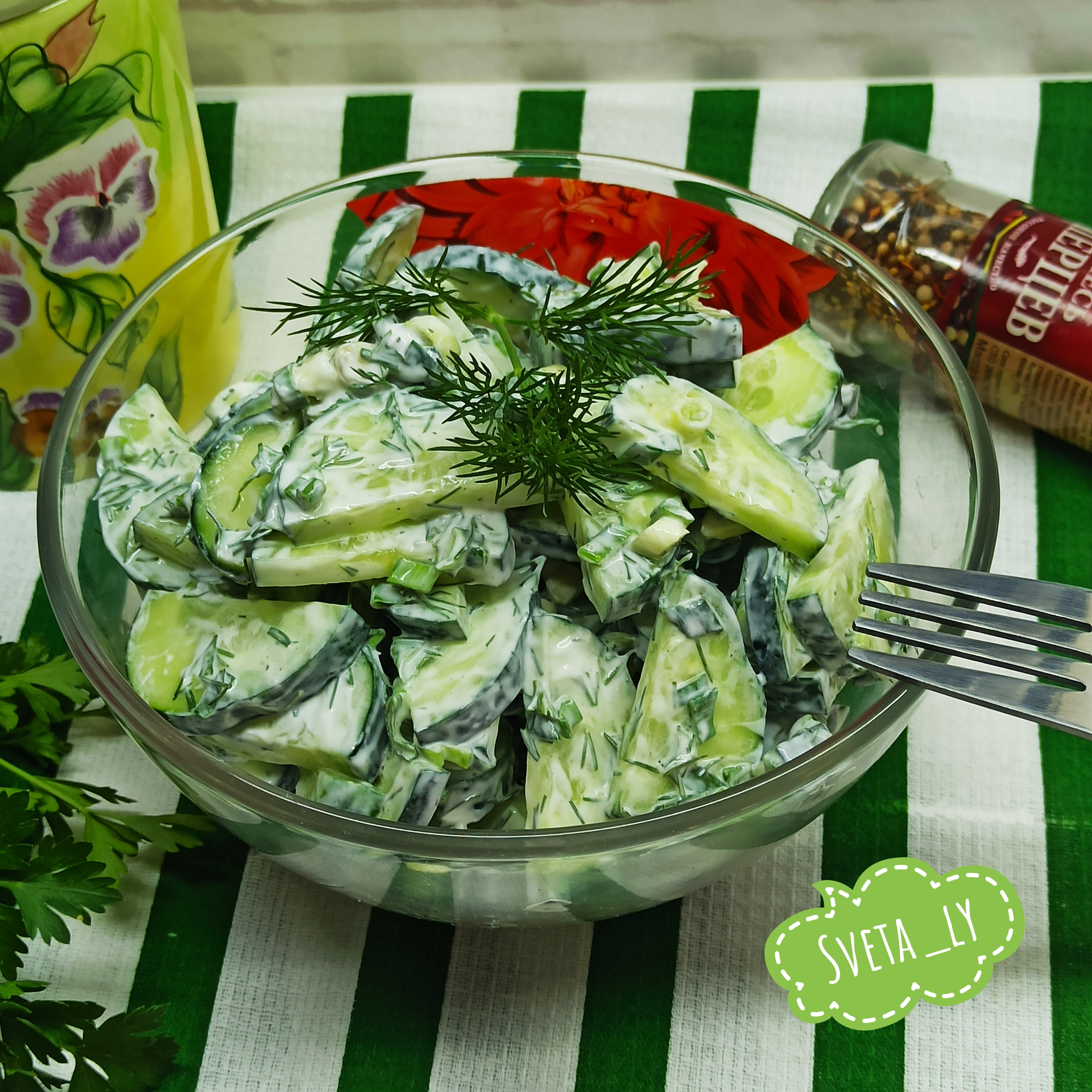 Салат из огурцов с зелёным луком и сметаной 