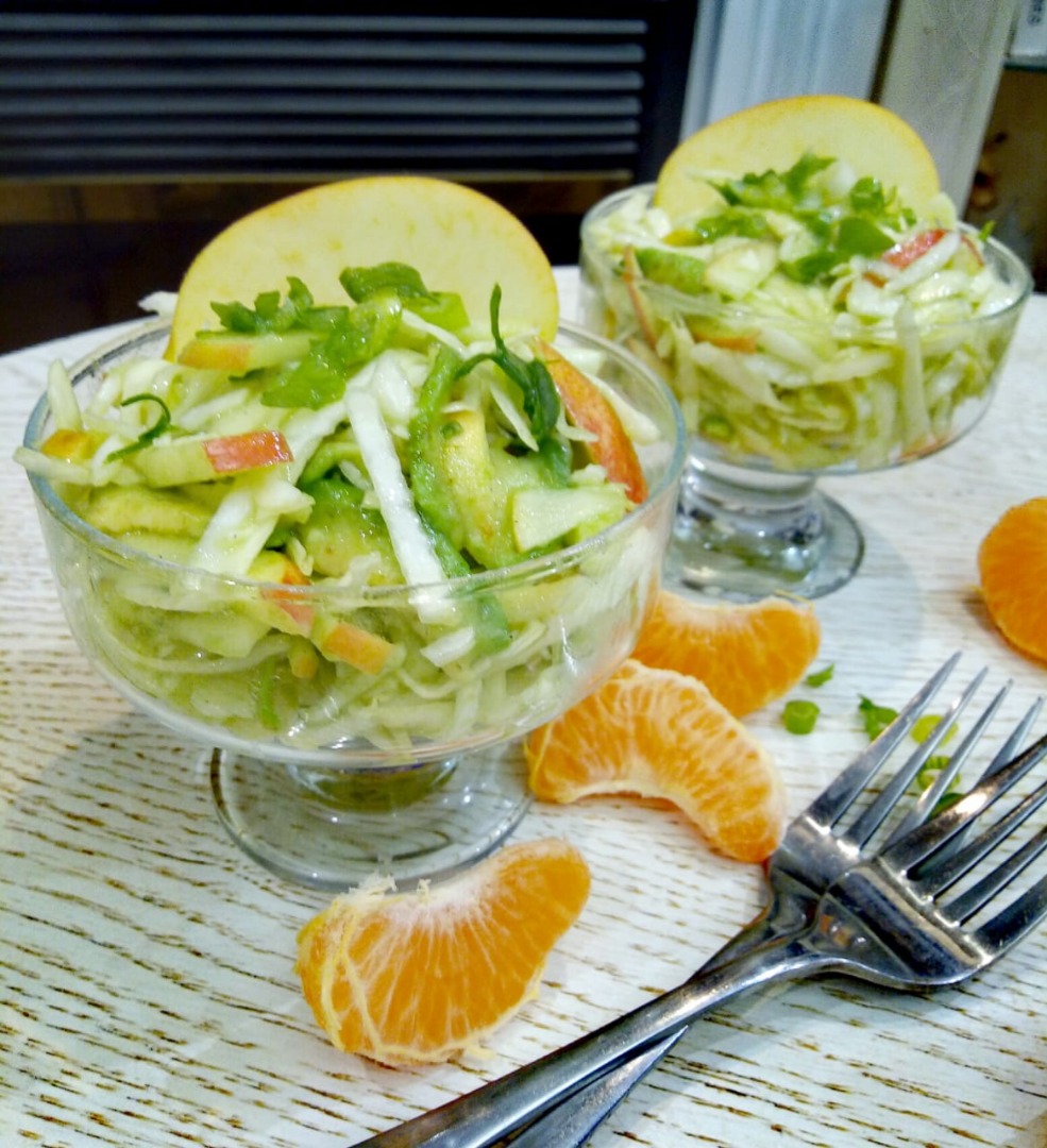 Салат из капусты и авокадо