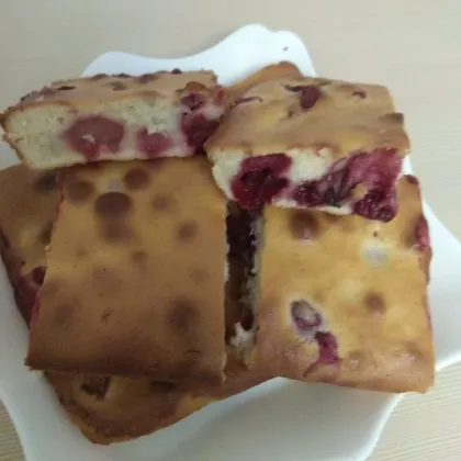 Десертный вишневый пирожок