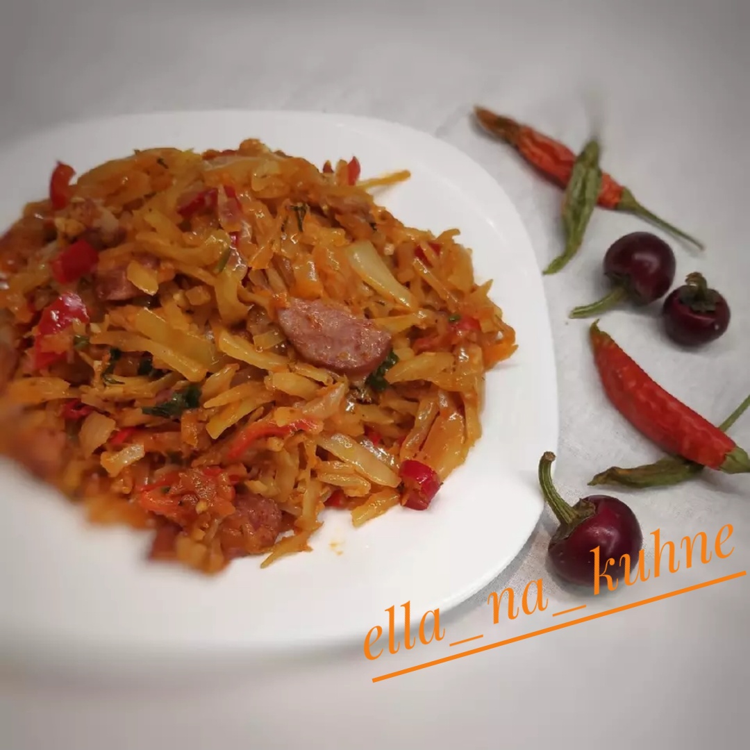 Тушёная капуста с подкопчёнными колбасками