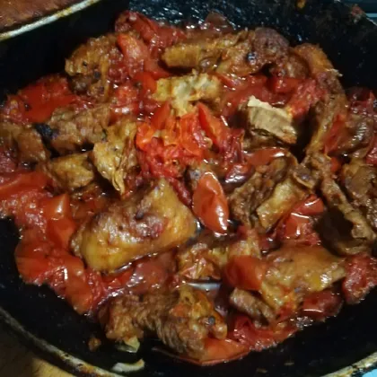 Тушеное мясо с луком и помидорами
