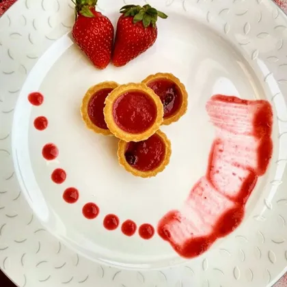 Десерт из ягод и шоколада