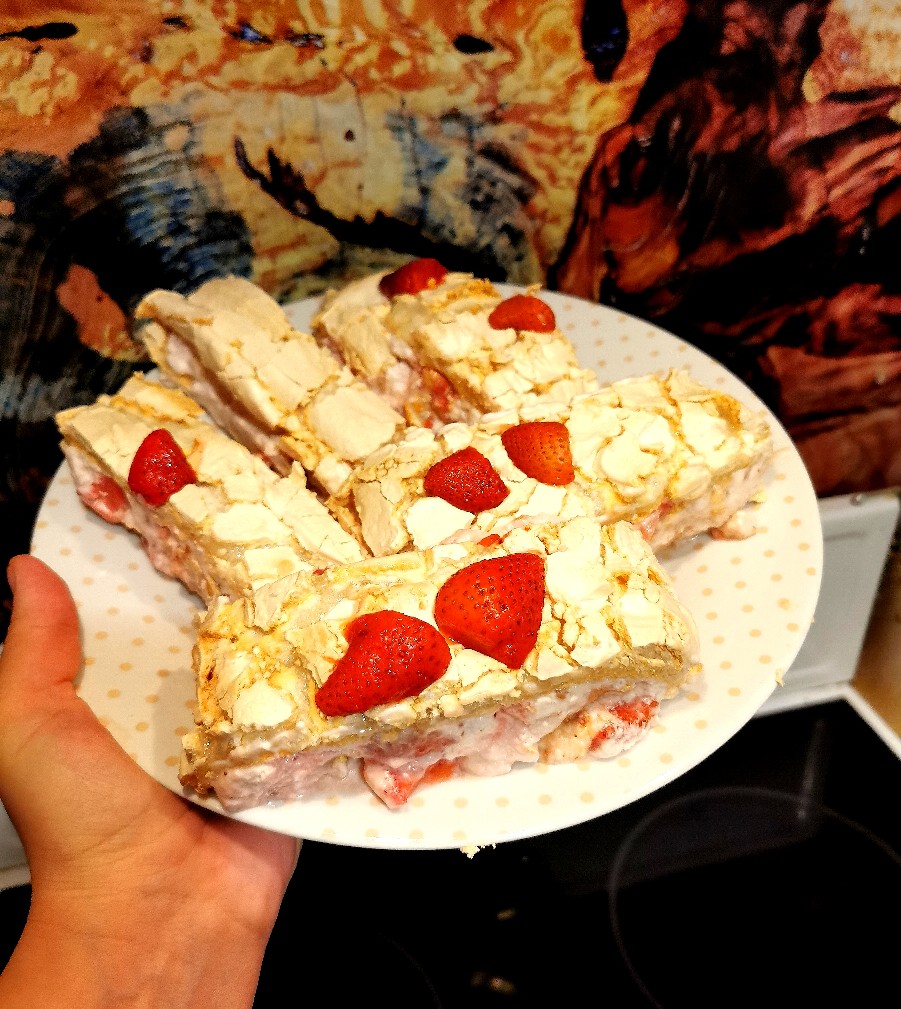 Меренговый рулет с клубникой и малиновым кремом