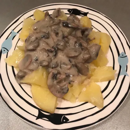 Картофель с ароматным грибным соусом