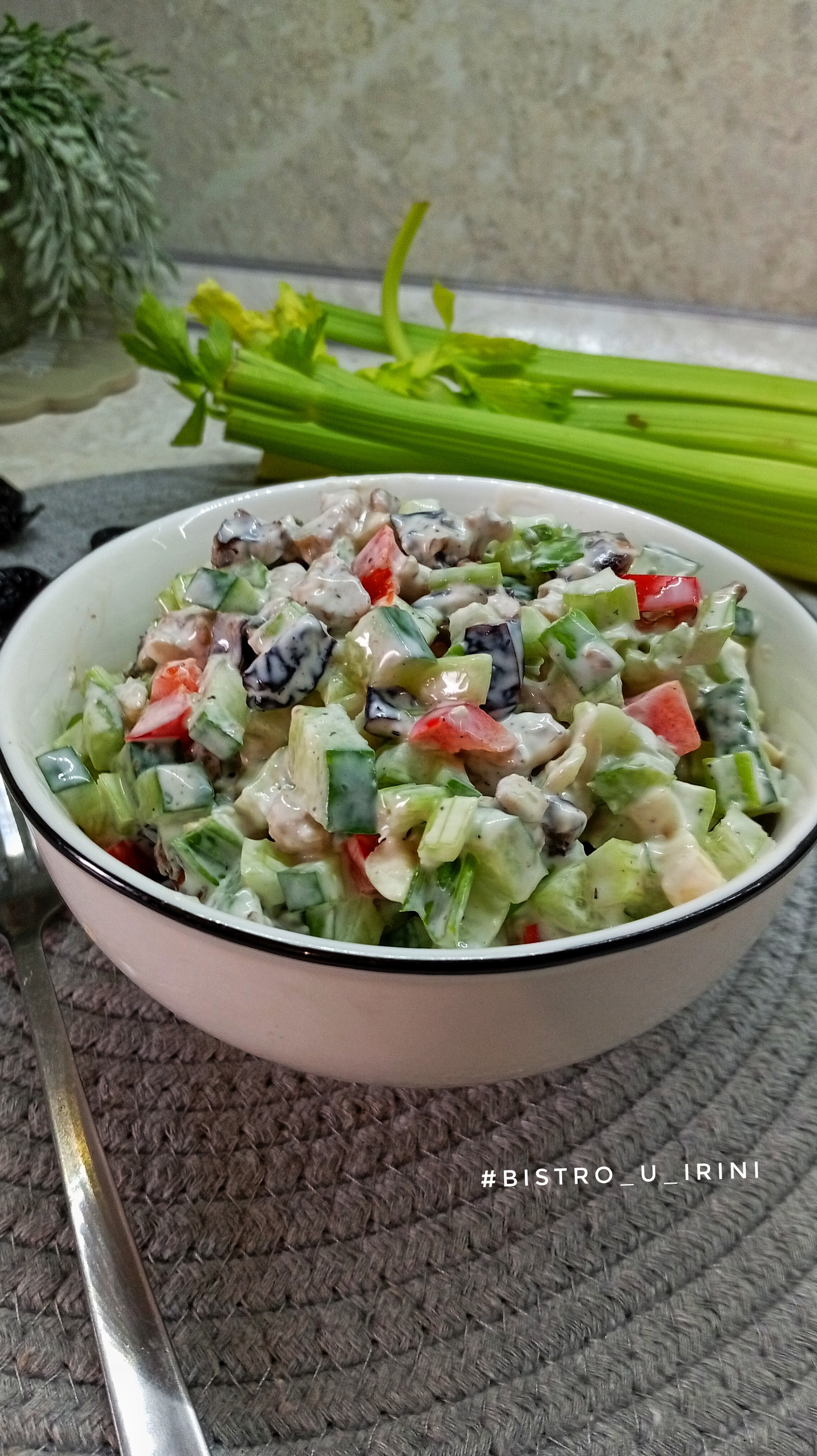 Салат с сельдереем и огурцом