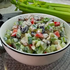 Салат с сельдереем и огурцом