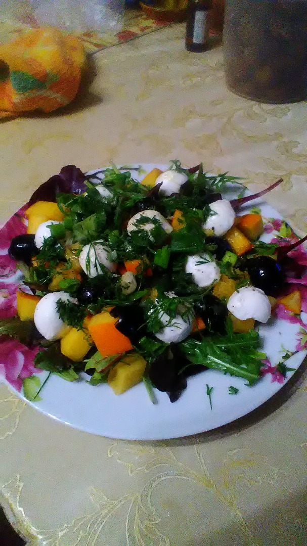 Салат с хурмой и моцарелой