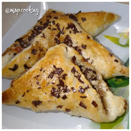 Слоеные треугольники с шоколадно-сырной начинкой