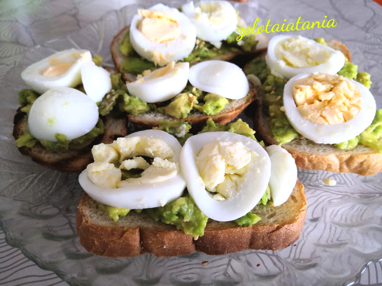 Бутерброды с авокадо и яйцом