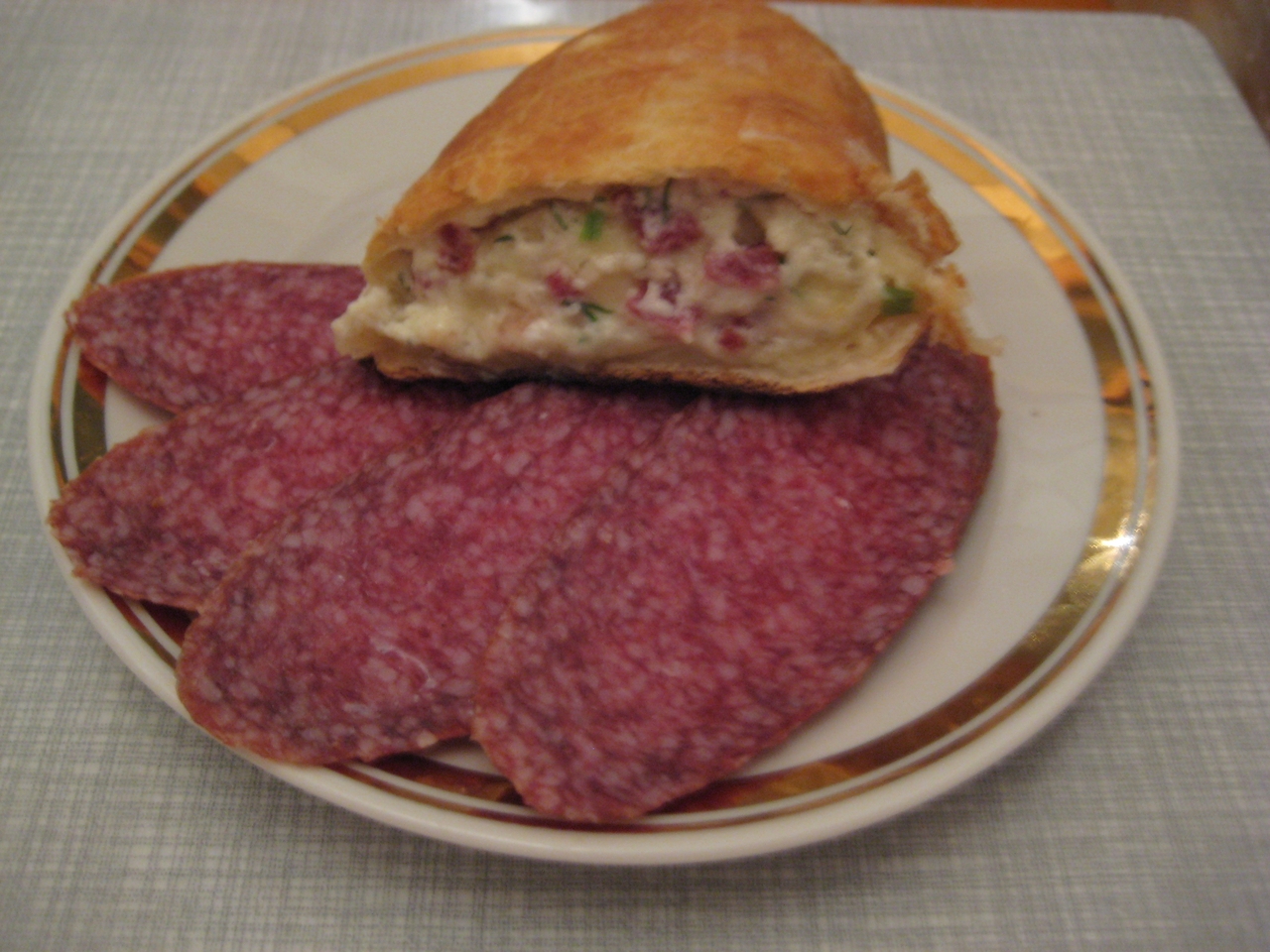 Рулет с колбасой и брынзой