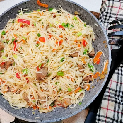 Пшеничная лапша со свининой и овощами