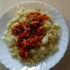 Макарошки с ветчиной, сыром, помидорами и болгарским перцем