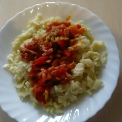 Макарошки с ветчиной, сыром, помидорами и болгарским перцем