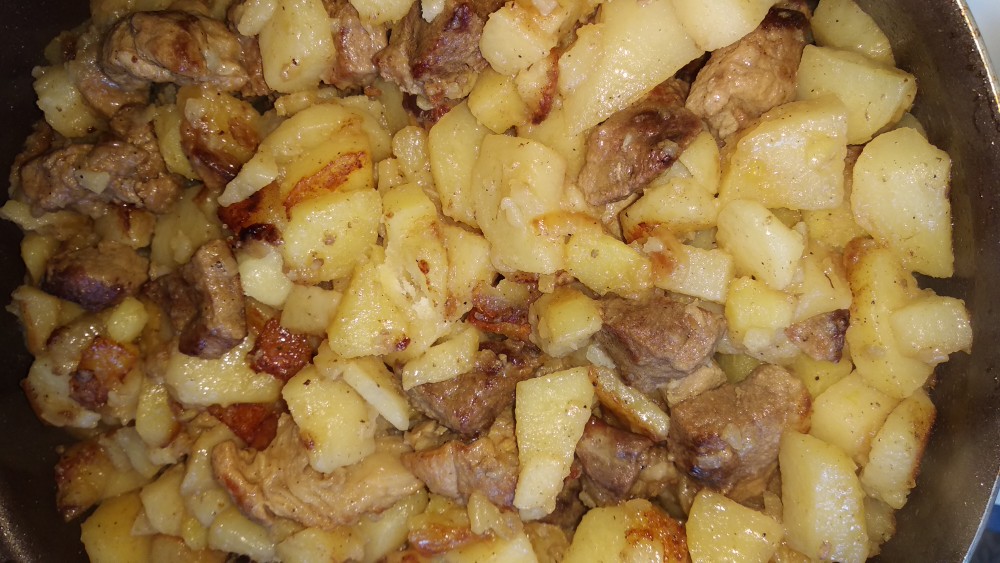 Жареный картофель со свининой