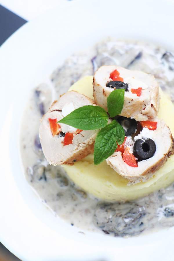 Куриные рулетики с сыром и грибным соусом