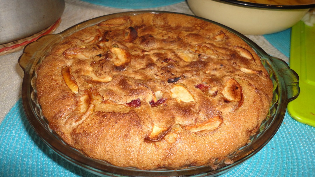 Шарлотка яблочно - сливовая