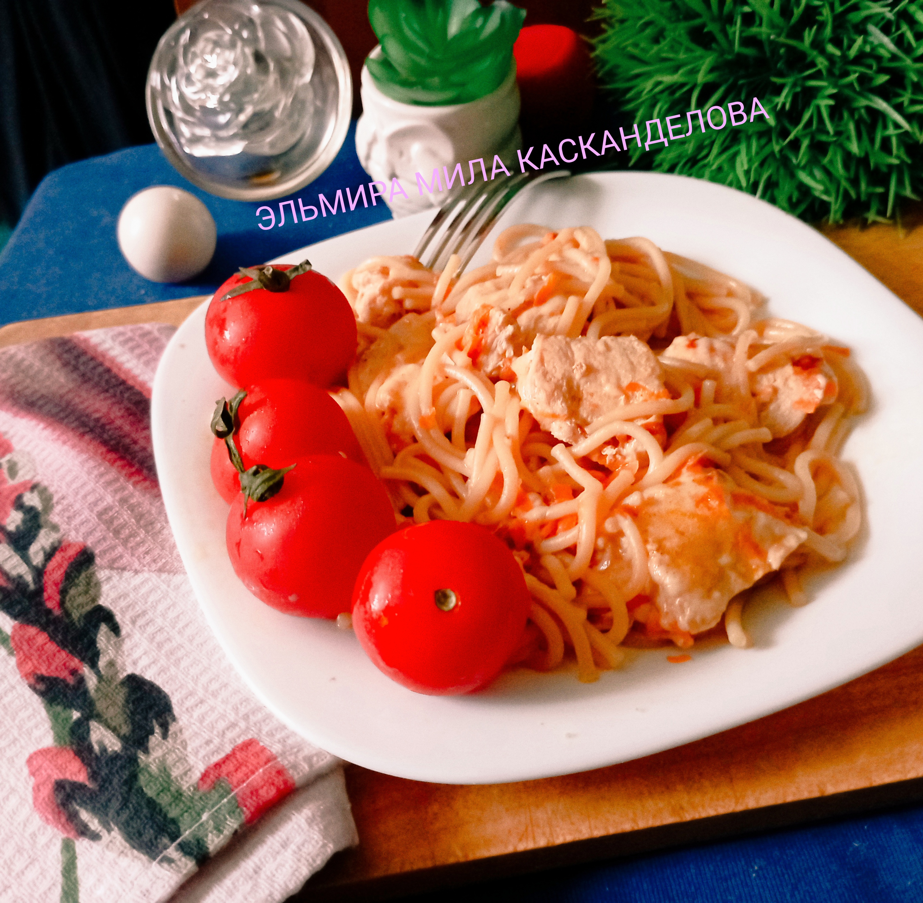Макароны с курицей и сыром на сковороде