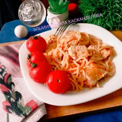 Макароны с курицей и сыром на сковороде