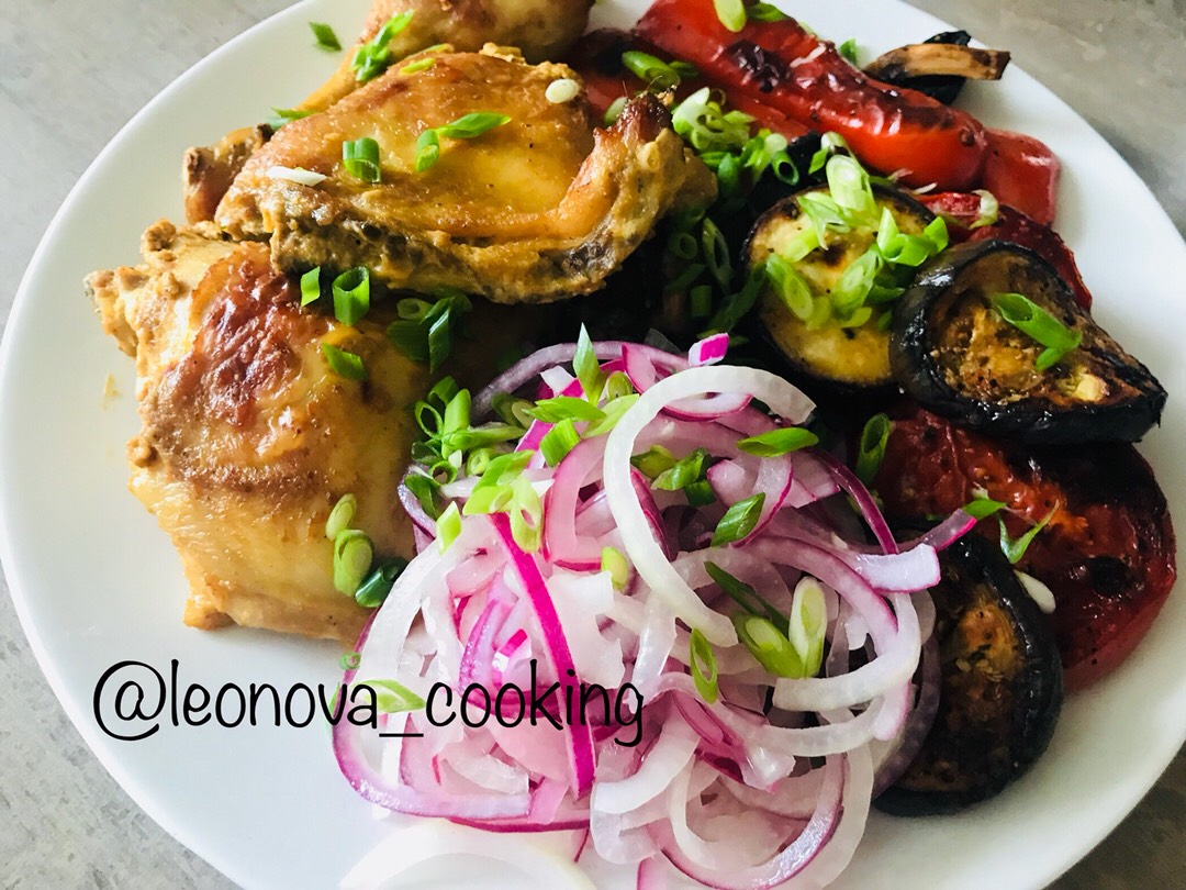 Жаренные окорочка с овощами гриль и луковым салатом