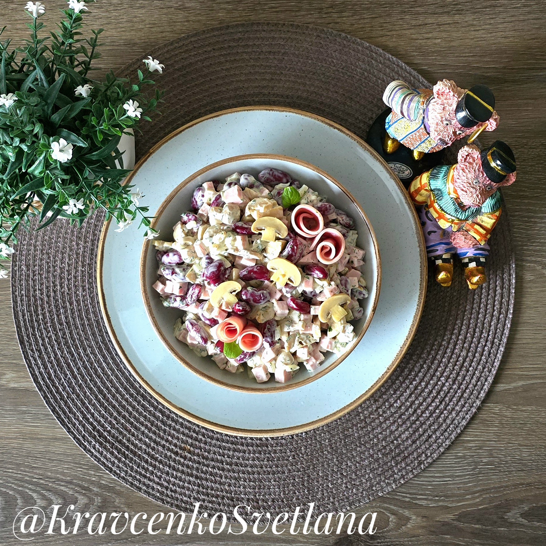 Салат с фасолью и маринованными шампиньонами