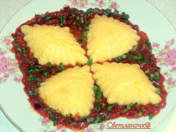Полента сырная с томатным соусом