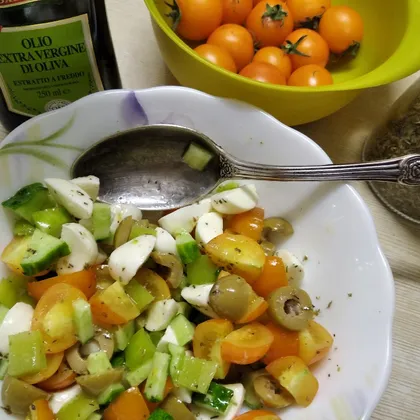 Салат с моцареллой и оливками