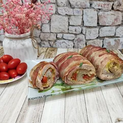 Рулет из свиной вырезки в беконе с моцареллой и черри