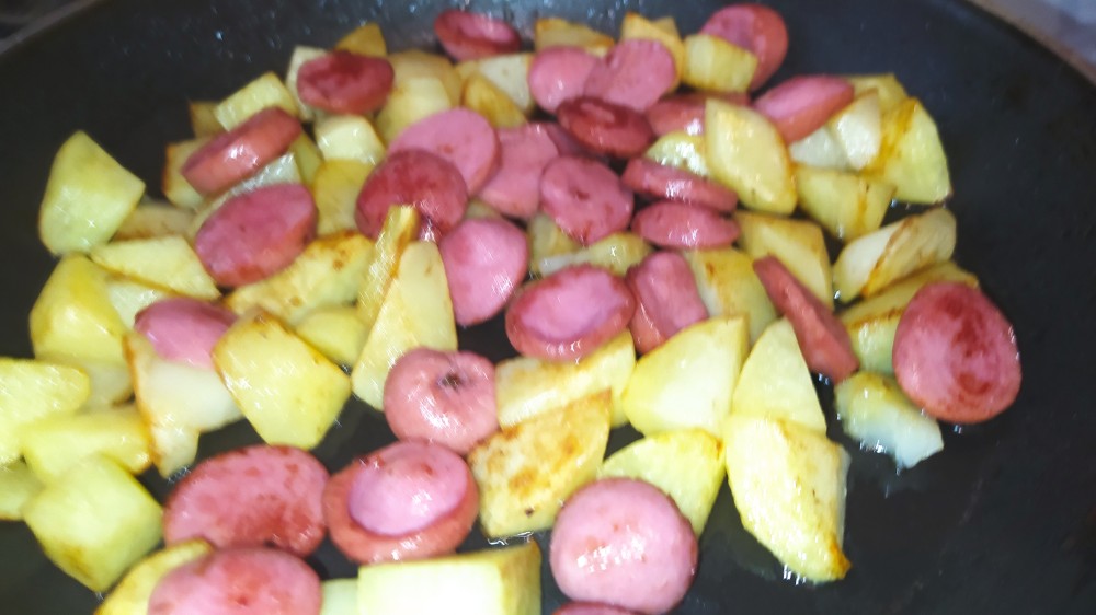 Жареный молодой картофель с сосисками