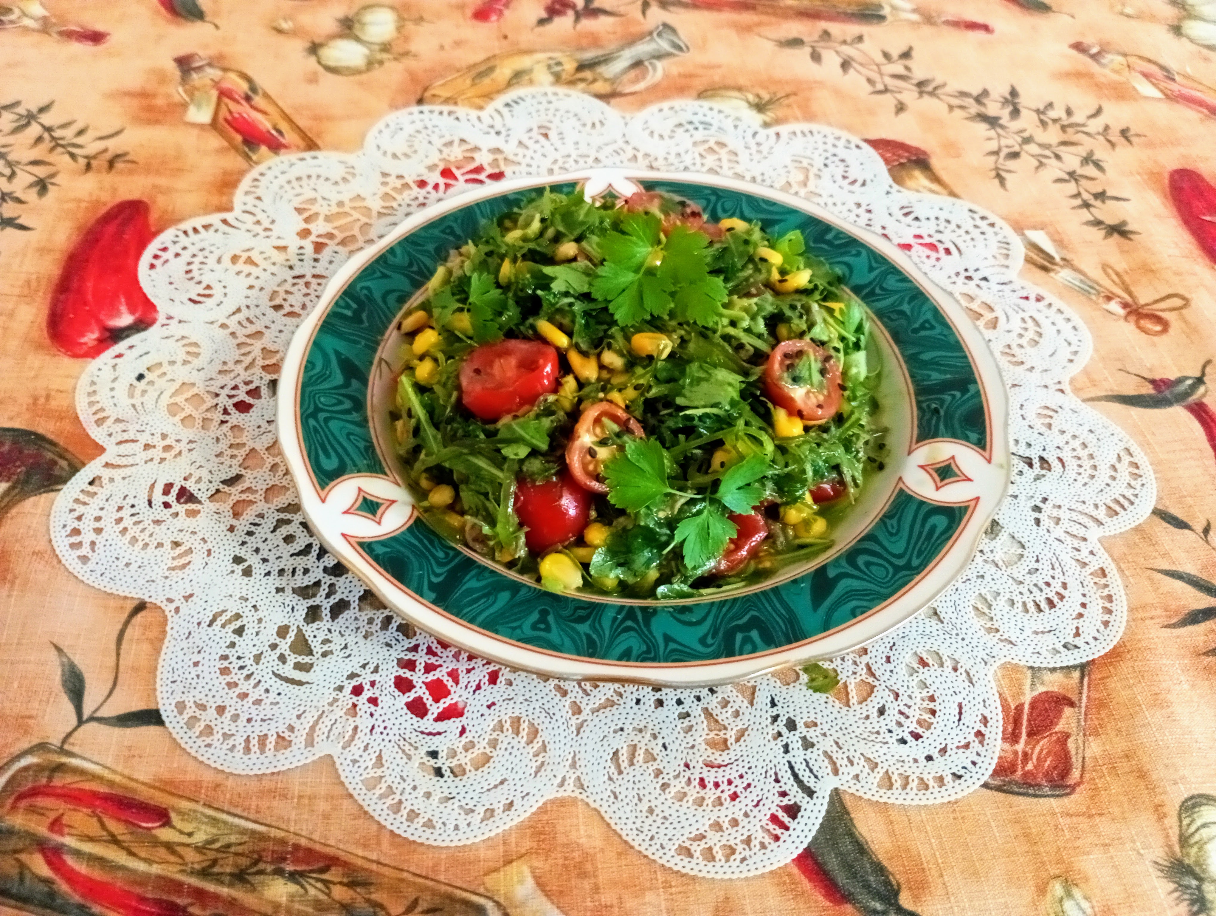 Салат  "Чука" с руколой, томатами черри и кукурузой