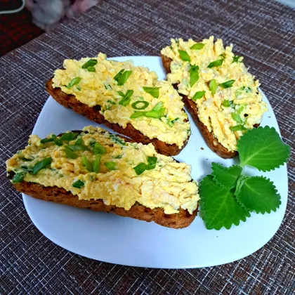 Бутерброды с печенью трески, яйцом и луком