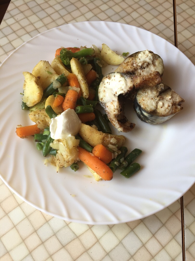 Запечённая скумбрия с творогом и овощами