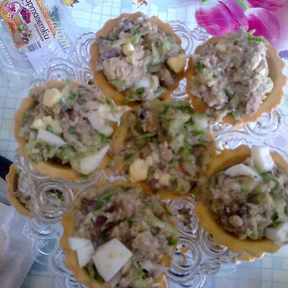 Тарталетки с рыбным салатом