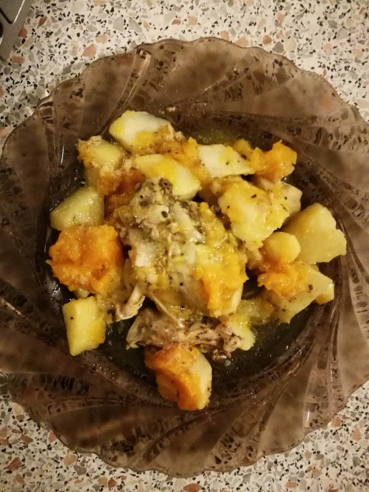 Курочка, запеченная с тыквой и картошечкой