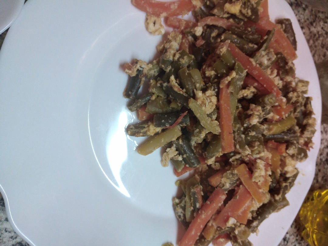 Зелёная фасоль с овощами и яйцом