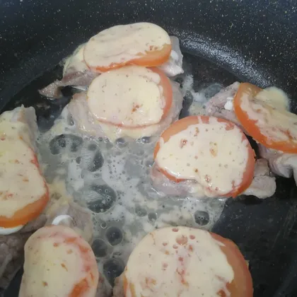 Свинина с помидором и сыром на сковороде